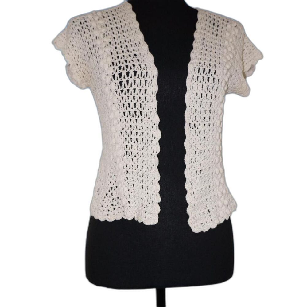 Cream Crochet Cardigan with Short Sleeves and a Delicate Scalloped Hem